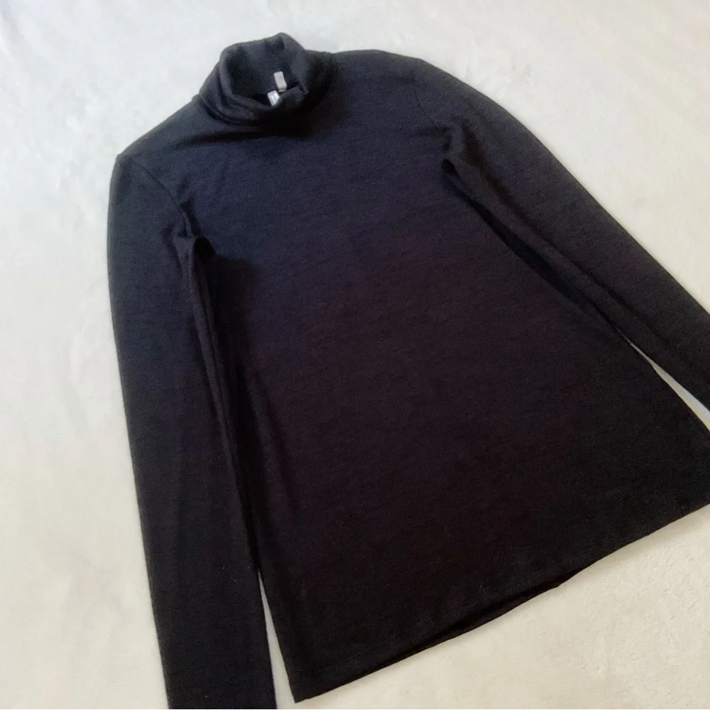 Banana Republic Black Turtleneck XS Lightweight Stretch Layering Top Chic Basic